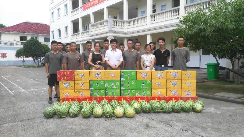 連續(xù)擁軍18年，情系軍營(yíng)譜寫軍民魚水情.jpg